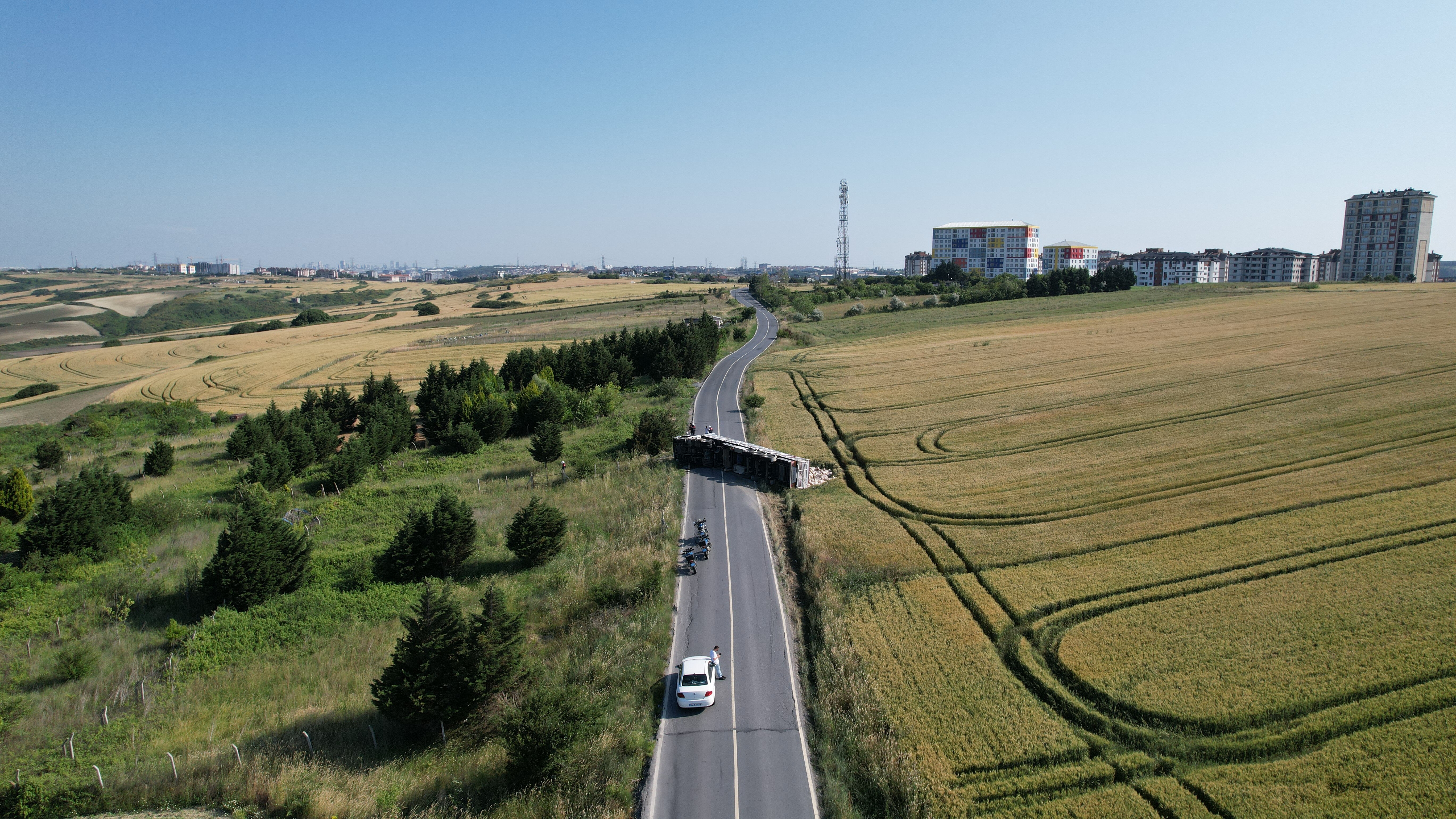 Sofraların vazgeçilmeziydi, tonlarcası ziyan oldu! İstanbul'da tır devrildi, yol kapandı, kaza havadan görüntülendi Sofraların vazgeçilmeziydi, tonlarcası ziyan oldu! İstanbul'da tır devrildi, yol kapandı, kaza havadan görüntülendi - 2. Resim