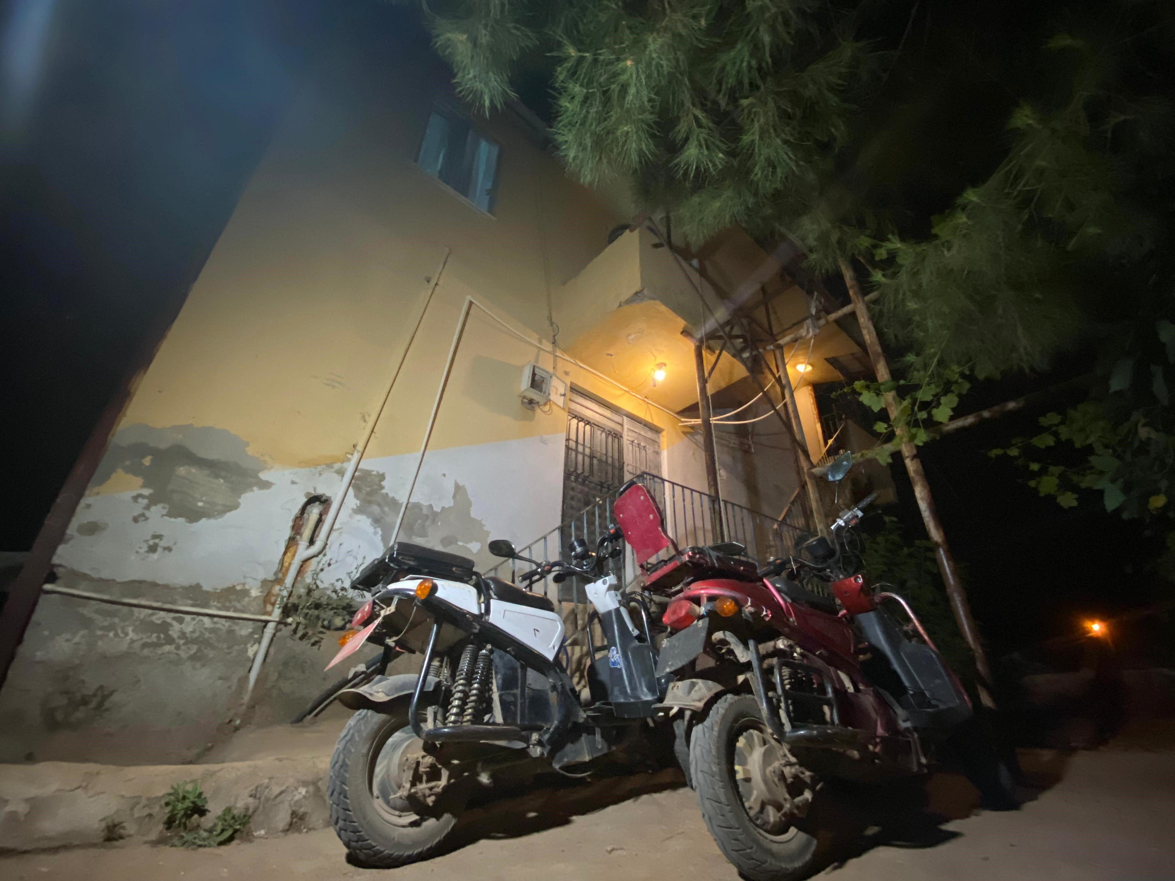 Tavuklarını beslemeye inmişti! Yorgun mermi isabet etti, oracıkta can verdi Tavuklarını beslemeye inmişti! Yorgun mermi isabet etti, oracıkta can verdi - 3. Resim