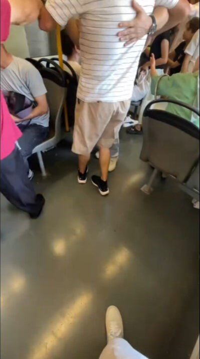 Yer verme kavgasında ortalık karıştı: Yolcular zor ayırdı! ''Süslenmiş gelmiş buraya…'' Yer verme kavgasında ortalık karıştı: Yolcular zor ayırdı! ''Süslenmiş gelmiş buraya…'' - 1. Resim