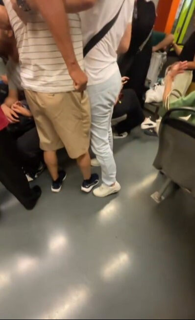 Yer verme kavgasında ortalık karıştı: Yolcular zor ayırdı! ''Süslenmiş gelmiş buraya…'' Yer verme kavgasında ortalık karıştı: Yolcular zor ayırdı! ''Süslenmiş gelmiş buraya…'' - 2. Resim