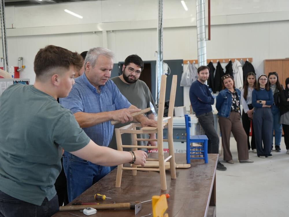 Yılda 100 tane satıyor! 50 yıl dayanıklı... Sadece kış mevsiminde yapıyor Yılda 100 tane satıyor! 50 yıl dayanıklı... Sadece kış mevsiminde yapıyor - 1. Resim
