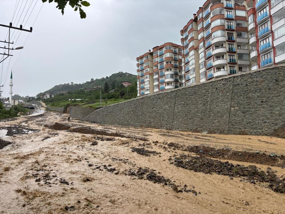 Yol değil adeta baraj! Heyelan uzmanı selin sebeplerini açıkladı - 1. Resim