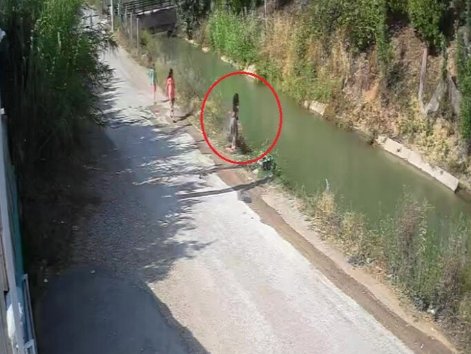 8 yaşındaki çocuk kanalda boğuldu! Kahreden anların görüntüsü ortaya çıktı 8 yaşındaki çocuk kanalda boğuldu! Kahreden anların görüntüsü ortaya çıktı - 1. Resim