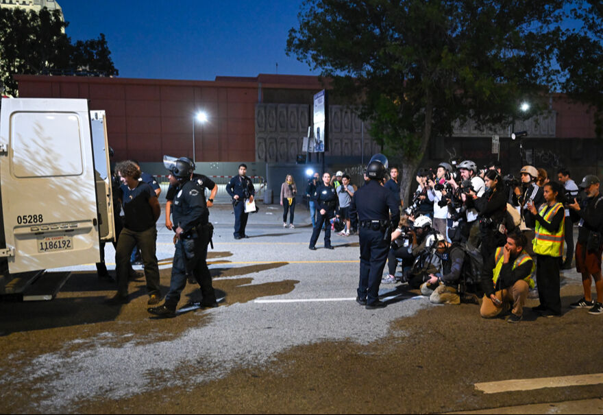 ABD'de binlerce insan sokaklara döküldü, kriz sürüyor! Belediye başkanından kritik mesaj ABD'de binlerce insan sokaklara döküldü, kriz sürüyor! Belediye başkanından kritik mesaj - 1. Resim