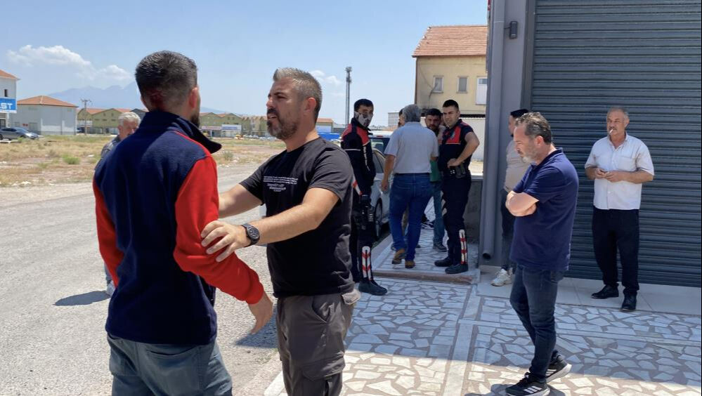 Aksaray'da 3 arkadaşın keser ve sopalı kavgası! Yaralandılar, şikayetçi olmadılar Aksaray'da 3 arkadaşın keser ve sopalı kavgası: Yaralılar var! - 2. Resim