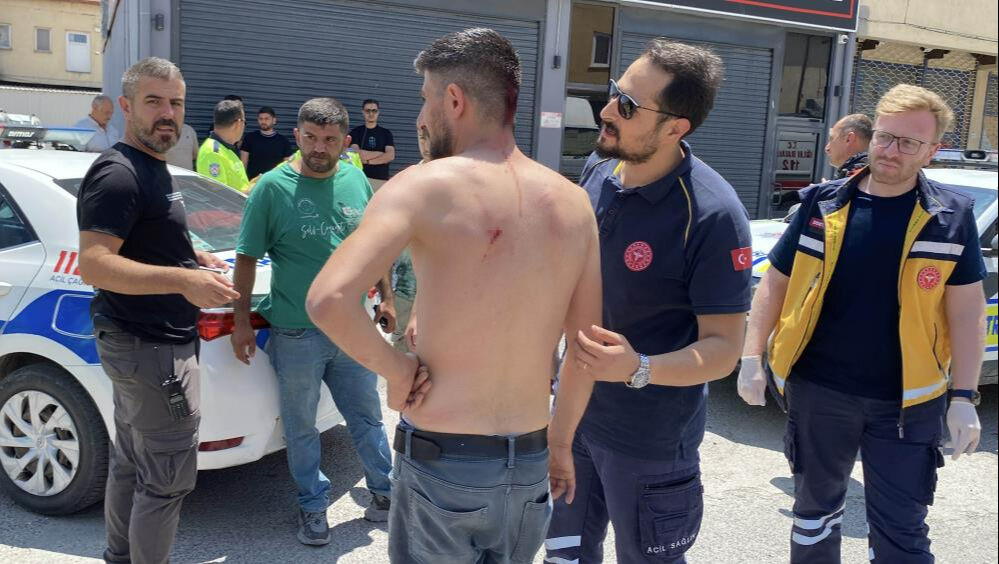 Aksaray'da 3 arkadaşın keser ve sopalı kavgası! Yaralandılar, şikayetçi olmadılar Aksaray'da 3 arkadaşın keser ve sopalı kavgası: Yaralılar var! - 1. Resim