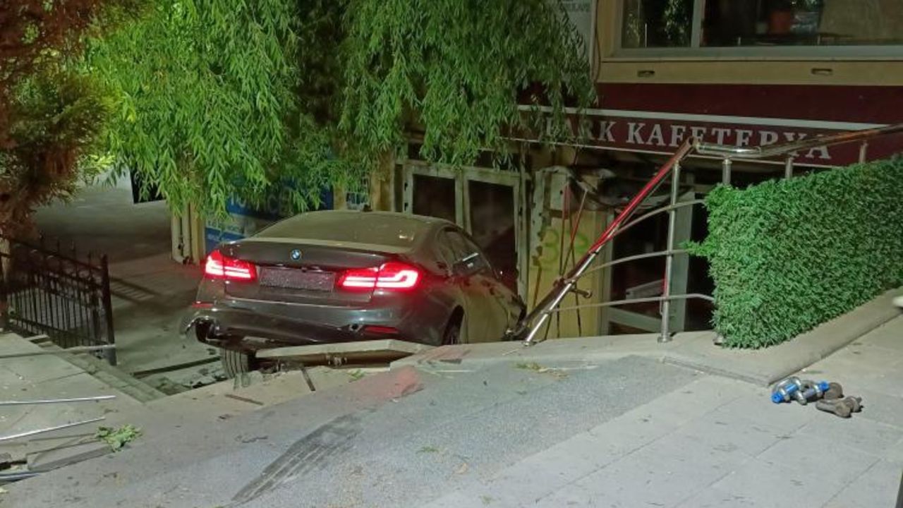 Ankara'da kaza! Çay ocağına otomobil düştü Ankara'da kaza! Çay ocağına otomobil düştü