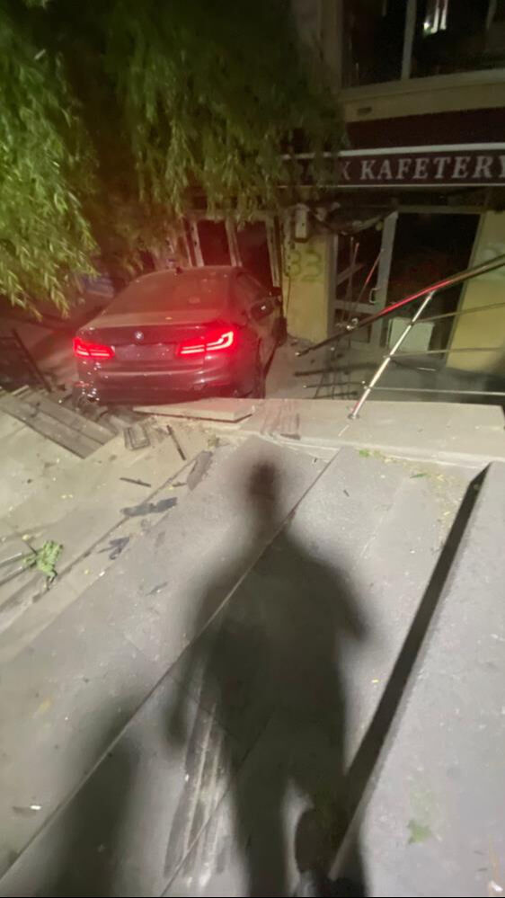 Ankara'da kaza! Çay ocağına otomobil düştü Ankara'da kaza! Çay ocağına otomobil düştü - 3. Resim