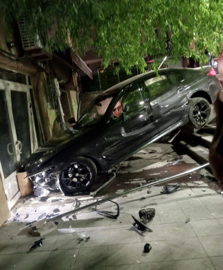 Ankara'da kaza! Çay ocağına otomobil düştü Ankara'da kaza! Çay ocağına otomobil düştü - 1. Resim