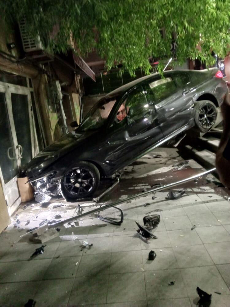 Ankara'da kaza! Çay ocağına otomobil düştü Ankara'da kaza! Çay ocağına otomobil düştü - 2. Resim