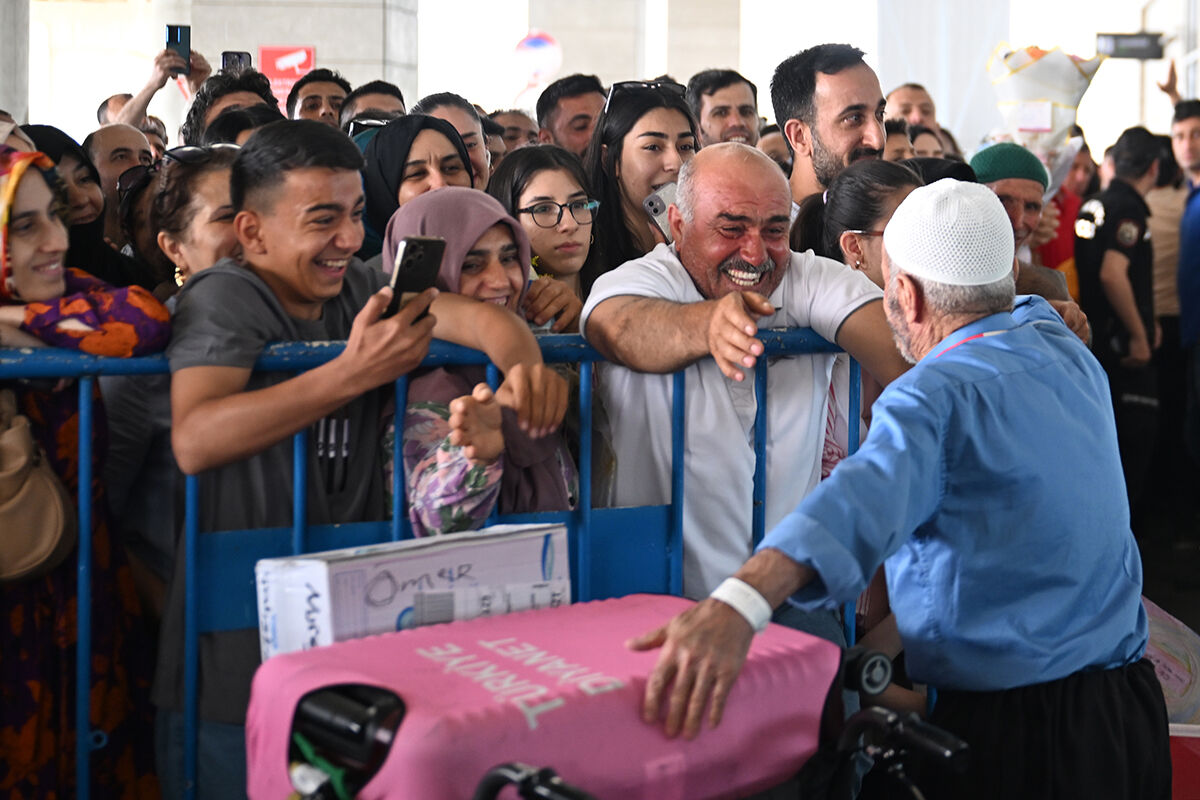 Anne babasının ayaklarına kapandı! Hac kafileleri gelmeye devam ediyor Anne babasının ayaklarına kapandı! Hac kafileleri gelmeye devam ediyor - 6. Resim
