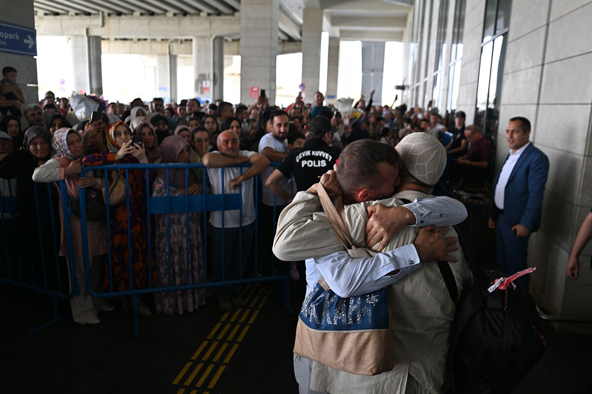 Anne babasının ayaklarına kapandı! Hac kafileleri gelmeye devam ediyor Anne babasının ayaklarına kapandı! Hac kafileleri gelmeye devam ediyor - 2. Resim