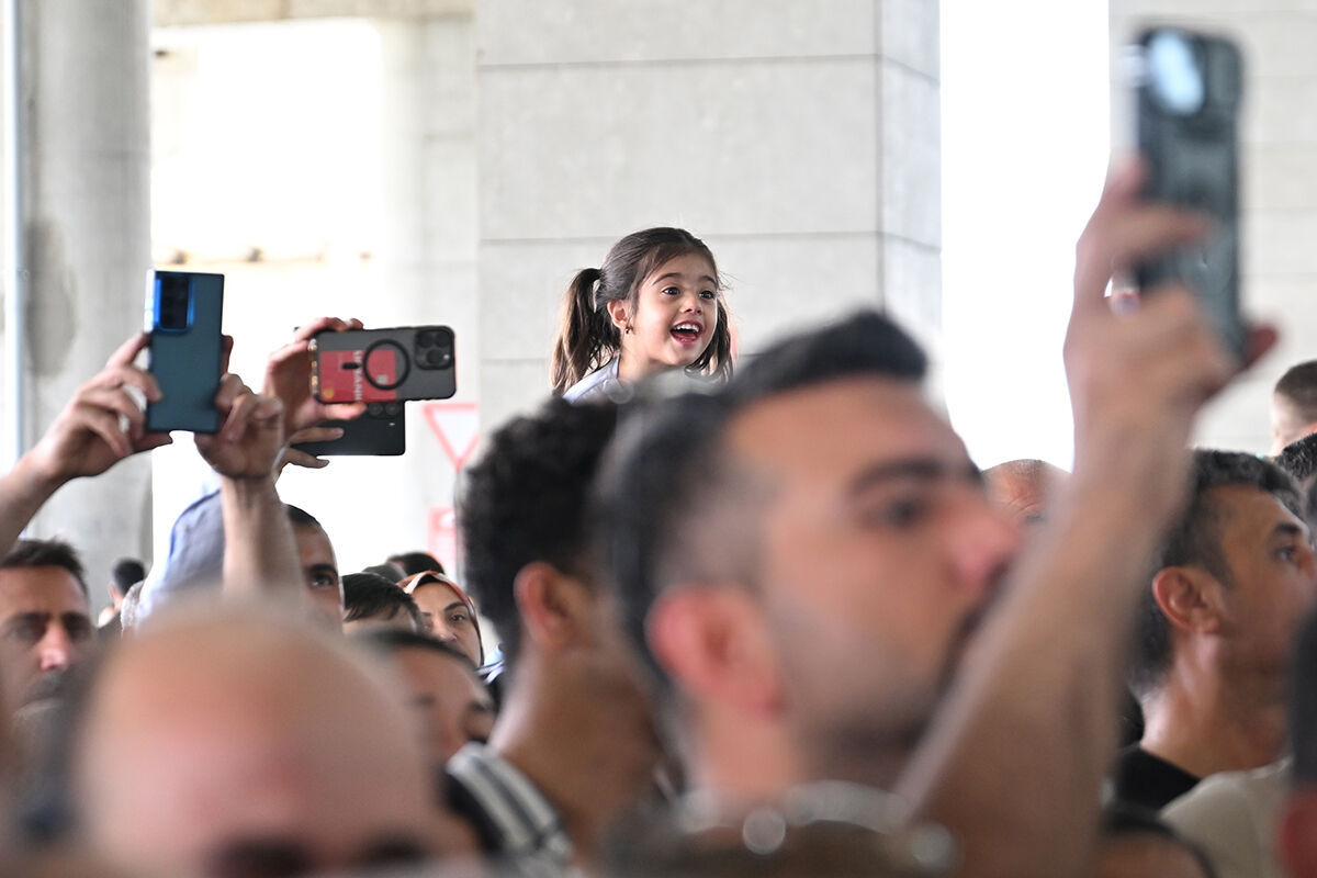 Anne babasının ayaklarına kapandı! Hac kafileleri gelmeye devam ediyor Anne babasının ayaklarına kapandı! Hac kafileleri gelmeye devam ediyor - 1. Resim