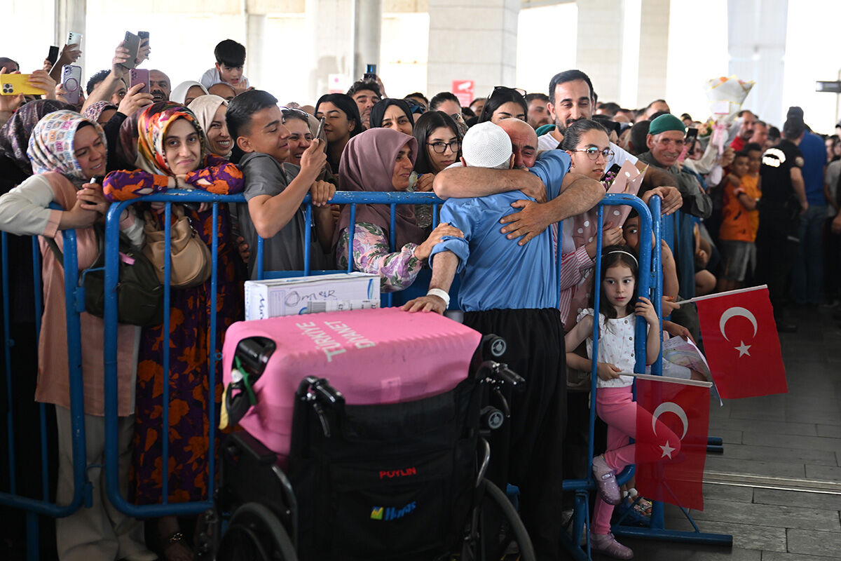 Anne babasının ayaklarına kapandı! Hac kafileleri gelmeye devam ediyor Anne babasının ayaklarına kapandı! Hac kafileleri gelmeye devam ediyor - 10. Resim