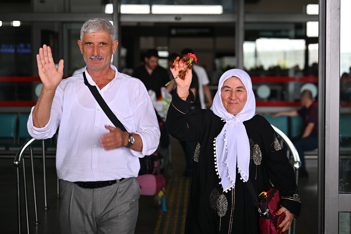 Anne babasının ayaklarına kapandı! Hac kafileleri gelmeye devam ediyor Anne babasının ayaklarına kapandı! Hac kafileleri gelmeye devam ediyor - 8. Resim