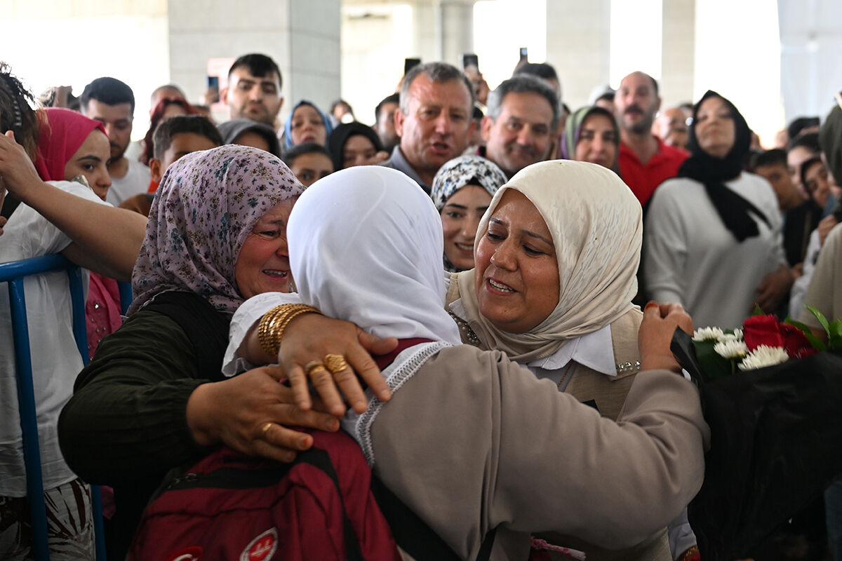 Anne babasının ayaklarına kapandı! Hac kafileleri gelmeye devam ediyor Anne babasının ayaklarına kapandı! Hac kafileleri gelmeye devam ediyor - 7. Resim