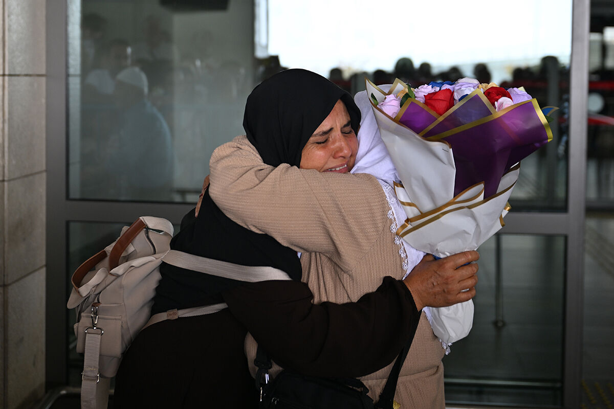 Anne babasının ayaklarına kapandı! Hac kafileleri gelmeye devam ediyor Anne babasının ayaklarına kapandı! Hac kafileleri gelmeye devam ediyor - 9. Resim
