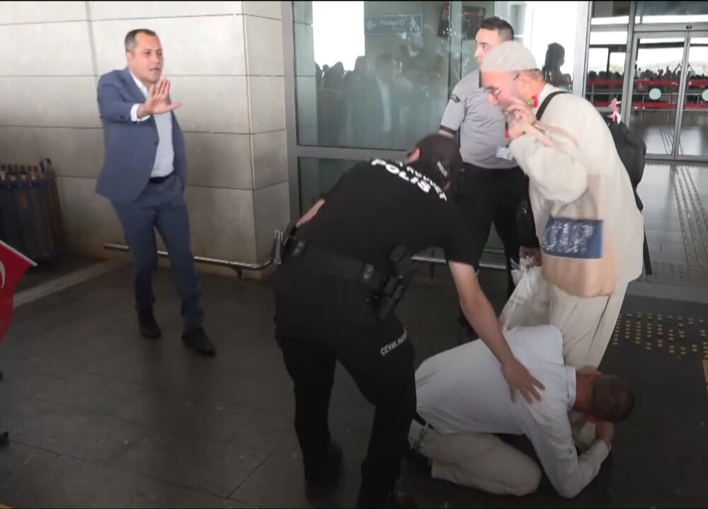 Anne babasının ayaklarına kapandı! Hac kafileleri gelmeye devam ediyor Anne babasının ayaklarına kapandı! Hac kafileleri gelmeye devam ediyor - 3. Resim