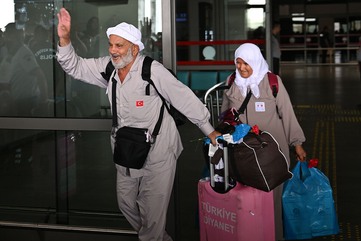 Anne babasının ayaklarına kapandı! Hac kafileleri gelmeye devam ediyor Anne babasının ayaklarına kapandı! Hac kafileleri gelmeye devam ediyor - 5. Resim