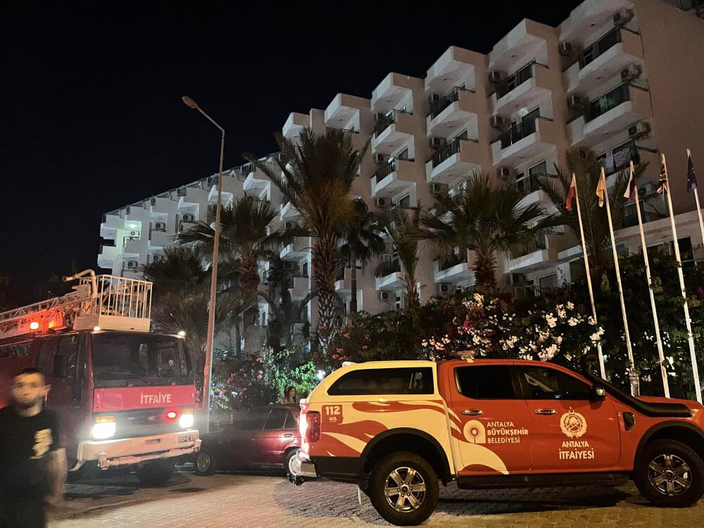 Antalya'da yangın paniği! 5 yıldızlı otele giden 622 kişi gece yarısı tahliye edildi Antalya'da yangın paniği! 5 yıldızlı otele giden 622 kişi gece yarısı tahliye edildi - 2. Resim
