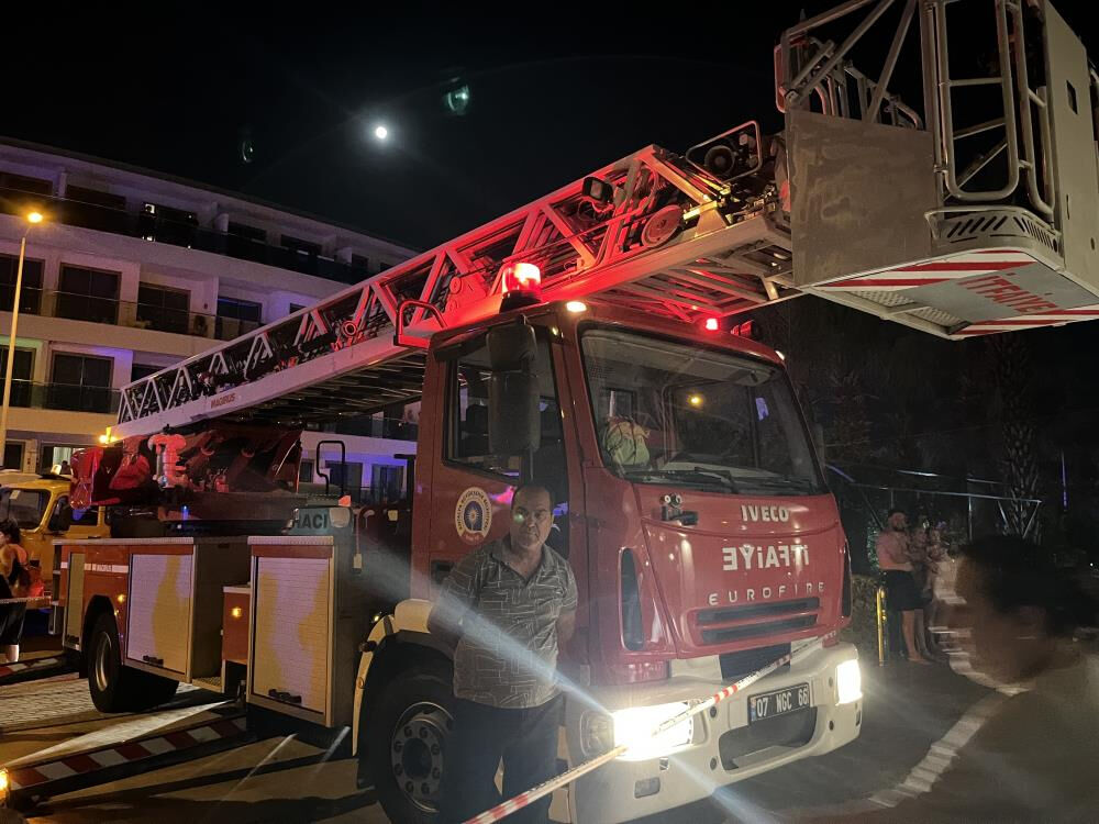 Antalya'da yangın paniği! 5 yıldızlı otele giden 622 kişi gece yarısı tahliye edildi Antalya'da yangın paniği! 5 yıldızlı otele giden 622 kişi gece yarısı tahliye edildi - 3. Resim