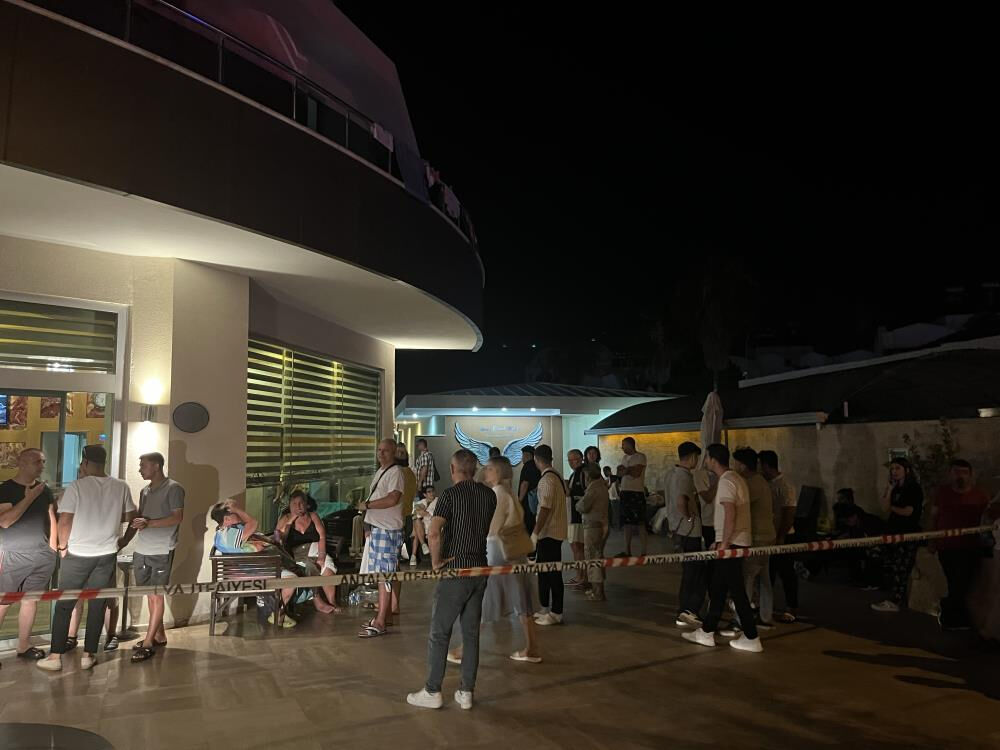 Antalya'da yangın paniği! 5 yıldızlı otele giden 622 kişi gece yarısı tahliye edildi Antalya'da yangın paniği! 5 yıldızlı otele giden 622 kişi gece yarısı tahliye edildi - 4. Resim