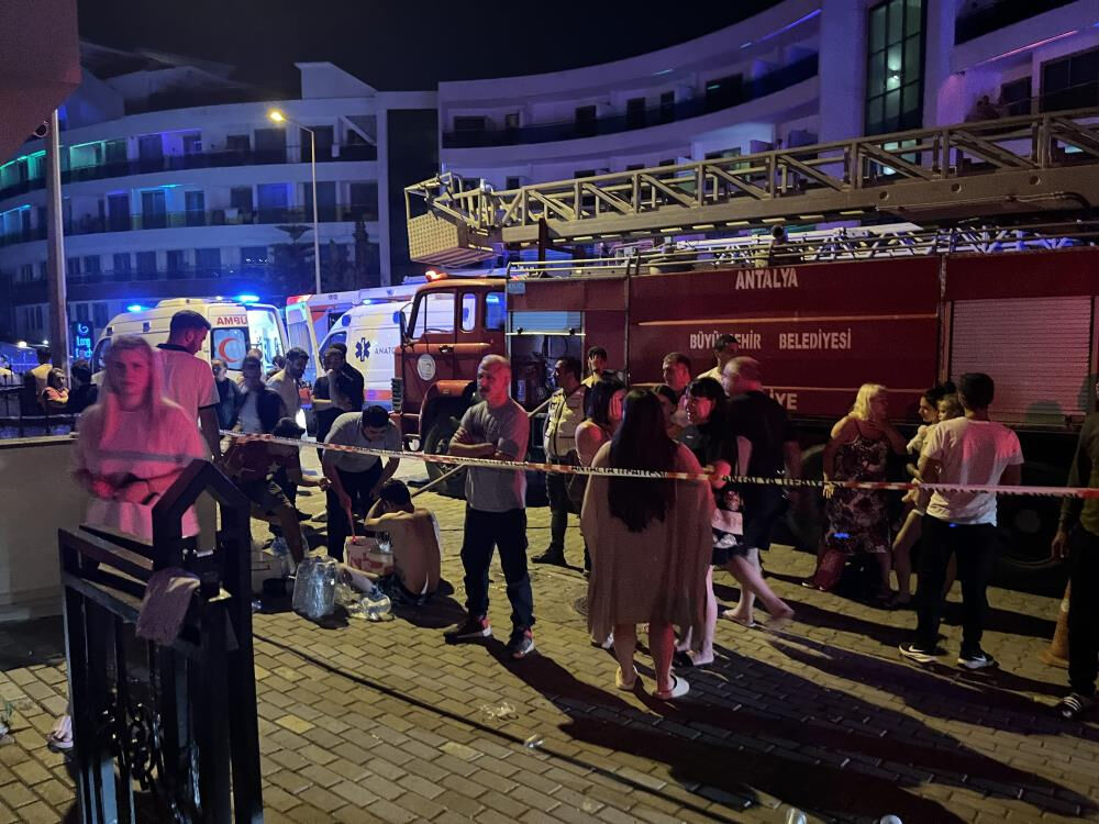 Antalya'da yangın paniği! 5 yıldızlı otele giden 622 kişi gece yarısı tahliye edildi Antalya'da yangın paniği! 5 yıldızlı otele giden 622 kişi gece yarısı tahliye edildi - 7. Resim
