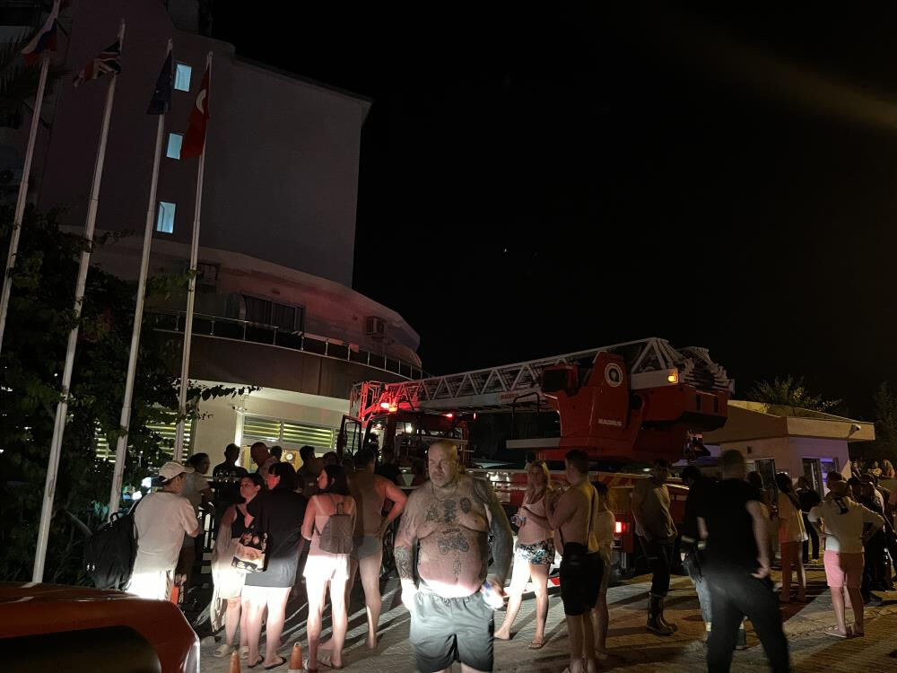 Antalya'da yangın paniği! 5 yıldızlı otele giden 622 kişi gece yarısı tahliye edildi Antalya'da yangın paniği! 5 yıldızlı otele giden 622 kişi gece yarısı tahliye edildi - 1. Resim