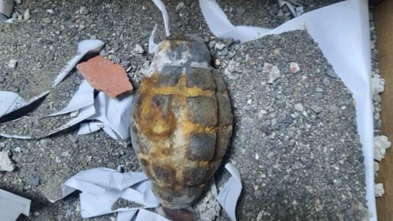 Doğal gaz kazısında el bombası çıktı! Uzman ekipler devreye girdi Doğal gaz kazısında el bombası çıktı! Uzman ekipler devreye girdi