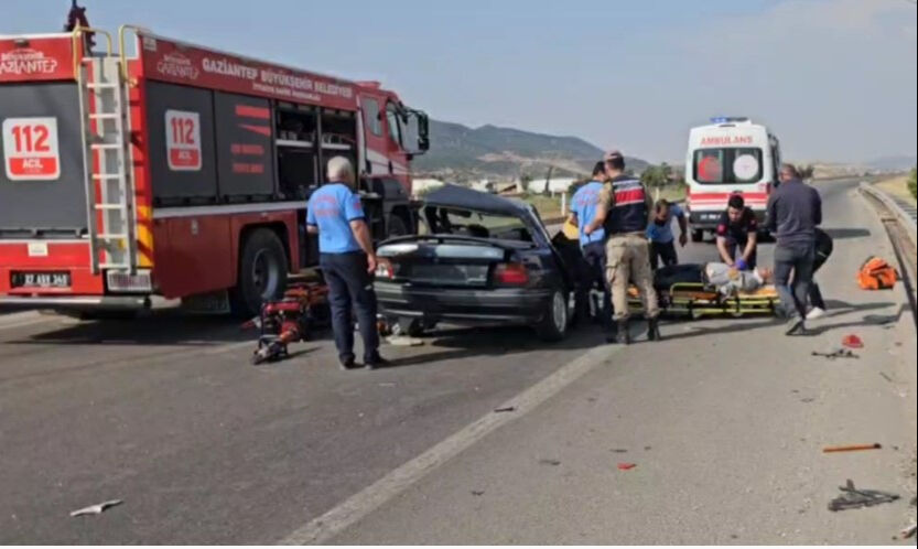Gaziantep'te feci kaza! Arabalar çarpıştı, ölü ve yaralılar var Gaziantep'te feci kaza! Arabalar çarpıştı, ölü ve yaralılar var - 1. Resim