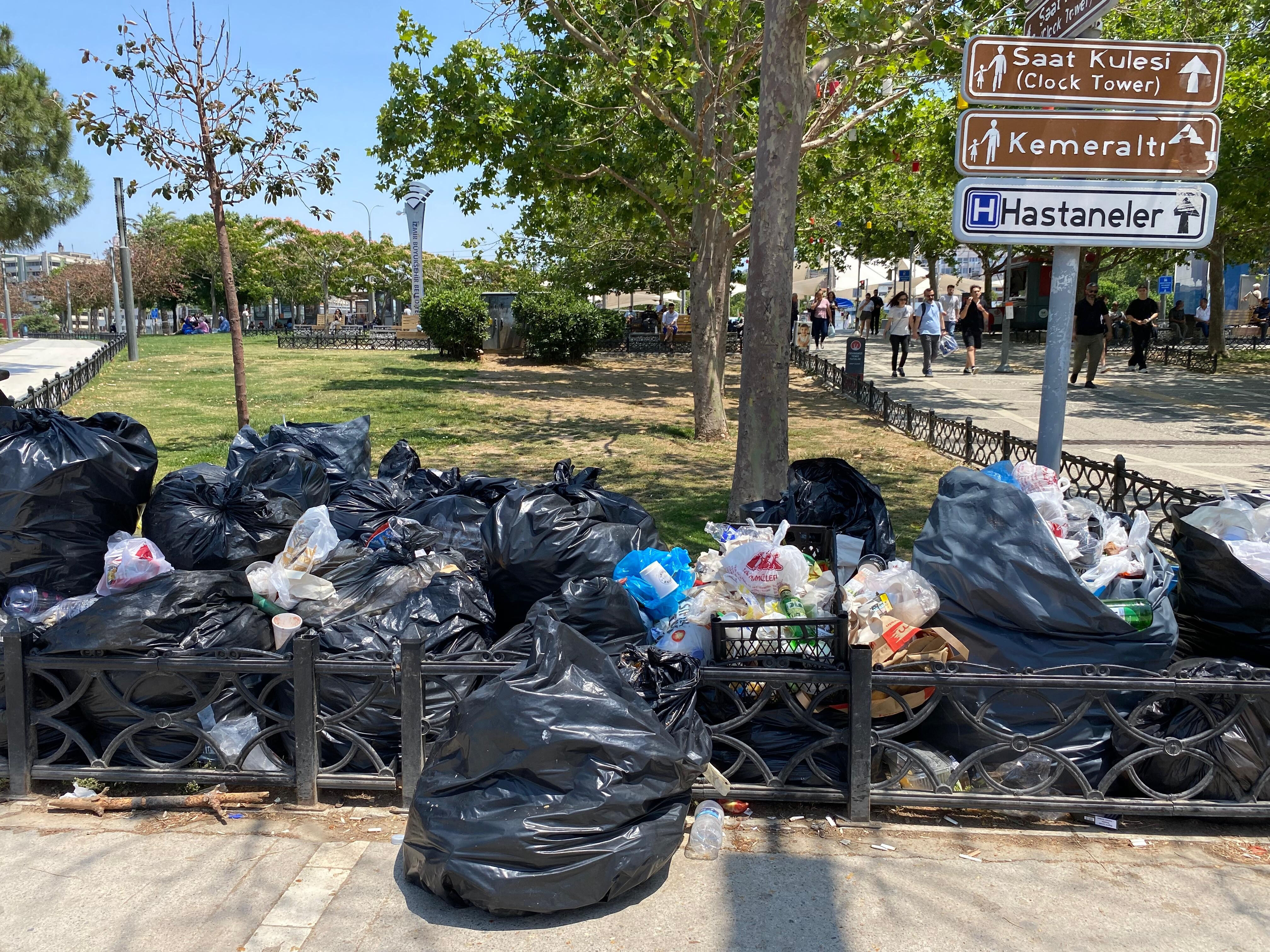Grev sonrası İzmir Büyükşehir Belediyesi'nden dikkat çeken adım: Toplu işten çıkarmalar başladı Grev sonrası İzmir Büyükşehir Belediyesi'nden dikkat çeken adım: Toplu işten çıkarma planı! - 1. Resim