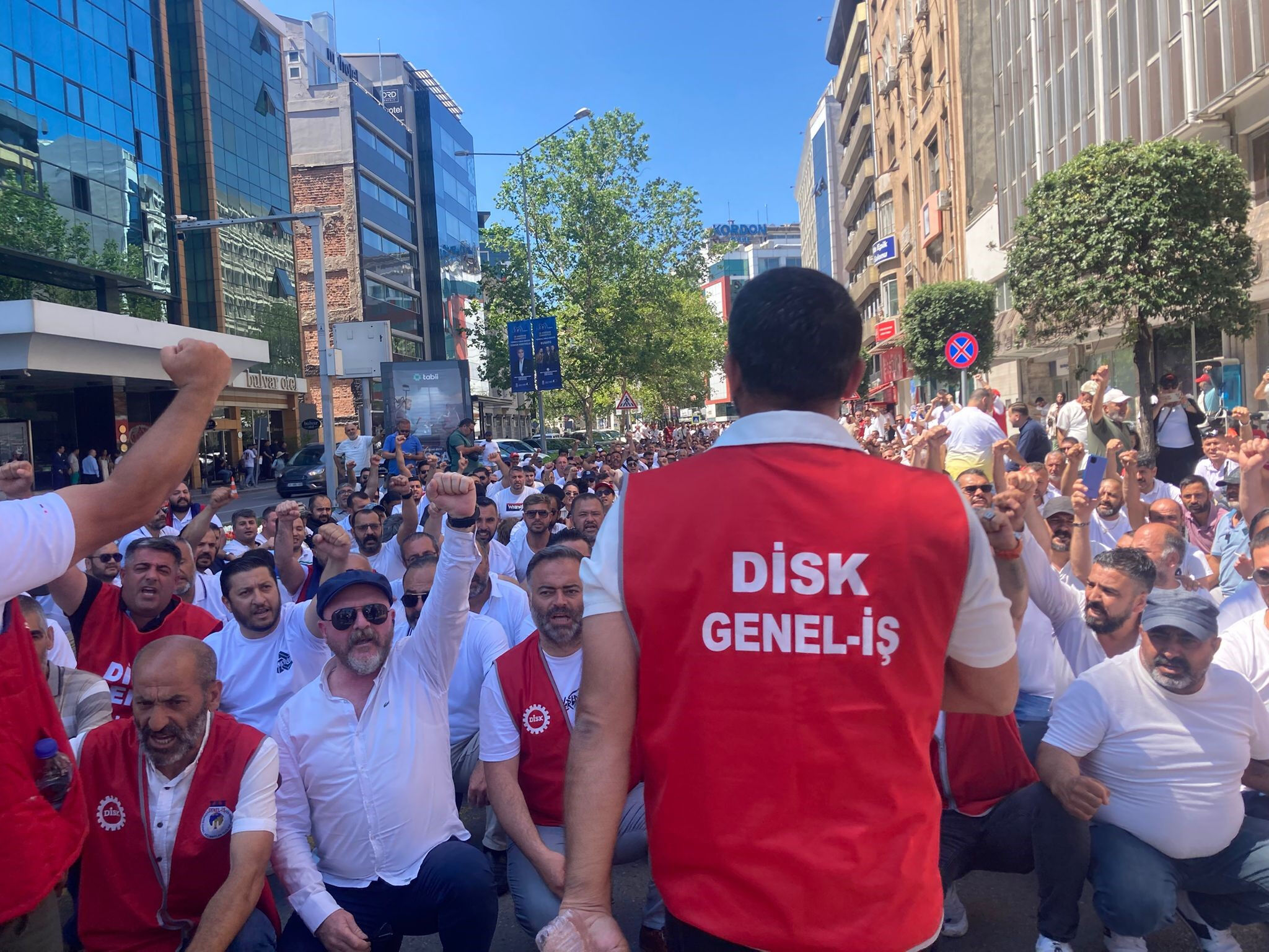 Grev sonrası İzmir Büyükşehir Belediyesi'nden dikkat çeken adım: Toplu işten çıkarmalar başladı Grev sonrası İzmir Büyükşehir Belediyesi'nden dikkat çeken adım: Toplu işten çıkarma planı! - 2. Resim