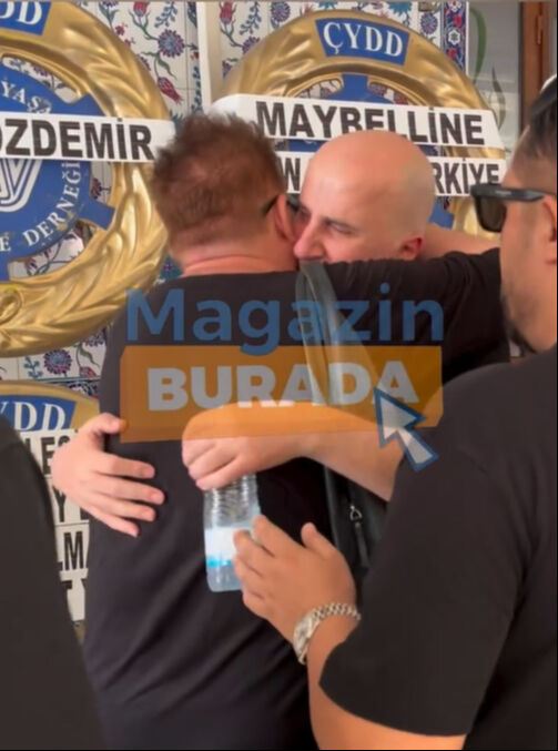 Haluk Şentürk, cenazede ayakta durmakta zorlandı! Ünlü bir isme sarılıp gözyaşlarına boğuldu Haluk Şentürk cenazede durmakta zorlandı! Kuşum Aydın'a sarılıp gözyaşlarına boğuldu - 1. Resim