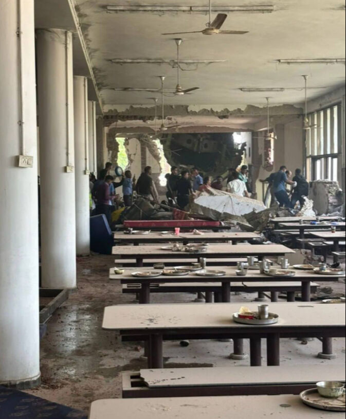 Hindistan'da yolcu uçağı düştü! 290 ceset çıkarıldı Hindistan'da 244 kişinin bulunduğu yolcu uçağı düştü! Düşme anı kamerada - 5. Resim