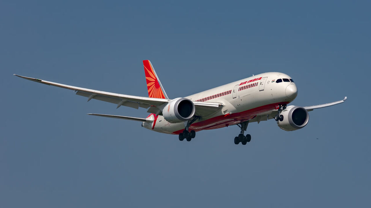Hindistan'daki uçak kazası sonrası akıllara geldi: Son 1 yılda havada ne oldu? Air India'ya ait düşen