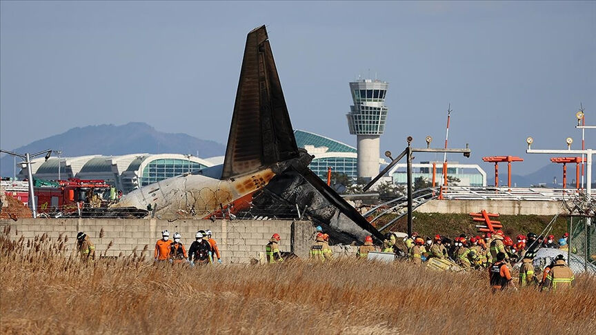 Hindistan'daki uçak kazası sonrası akıllara geldi: Son 1 yılda havada ne oldu? Jeju Air'e ait uçak enkazı (Güney Kore)