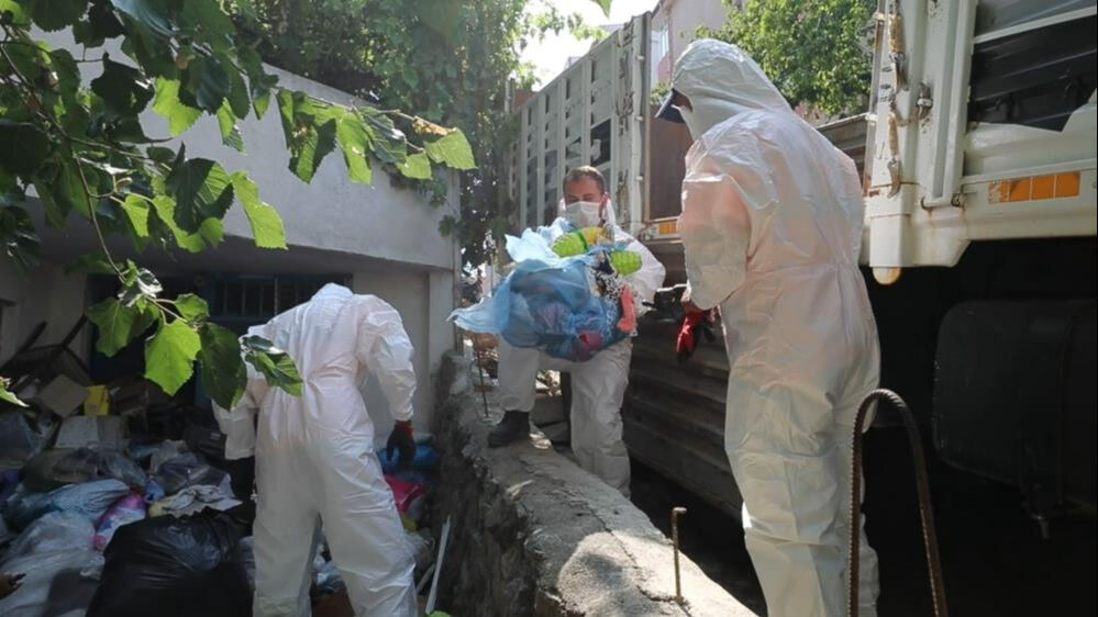 Kokuya dayanamadılar! Kocaeli'de bir evden kamyon kamyon çöp çıkarıldı Kokuya dayanamadılar! Kocaeli'de bir evden kamyon kamyon çöp çıkarıldı - 1. Resim