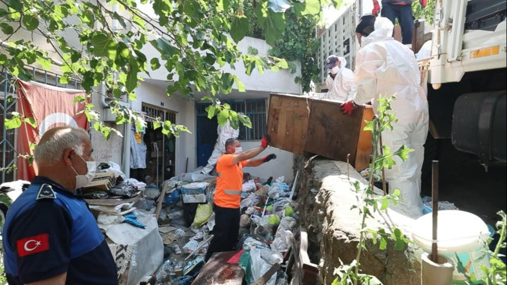 Kokuya dayanamadılar! Kocaeli'de bir evden kamyon kamyon çöp çıkarıldı Kokuya dayanamadılar! Kocaeli'de bir evden kamyon kamyon çöp çıkarıldı - 2. Resim