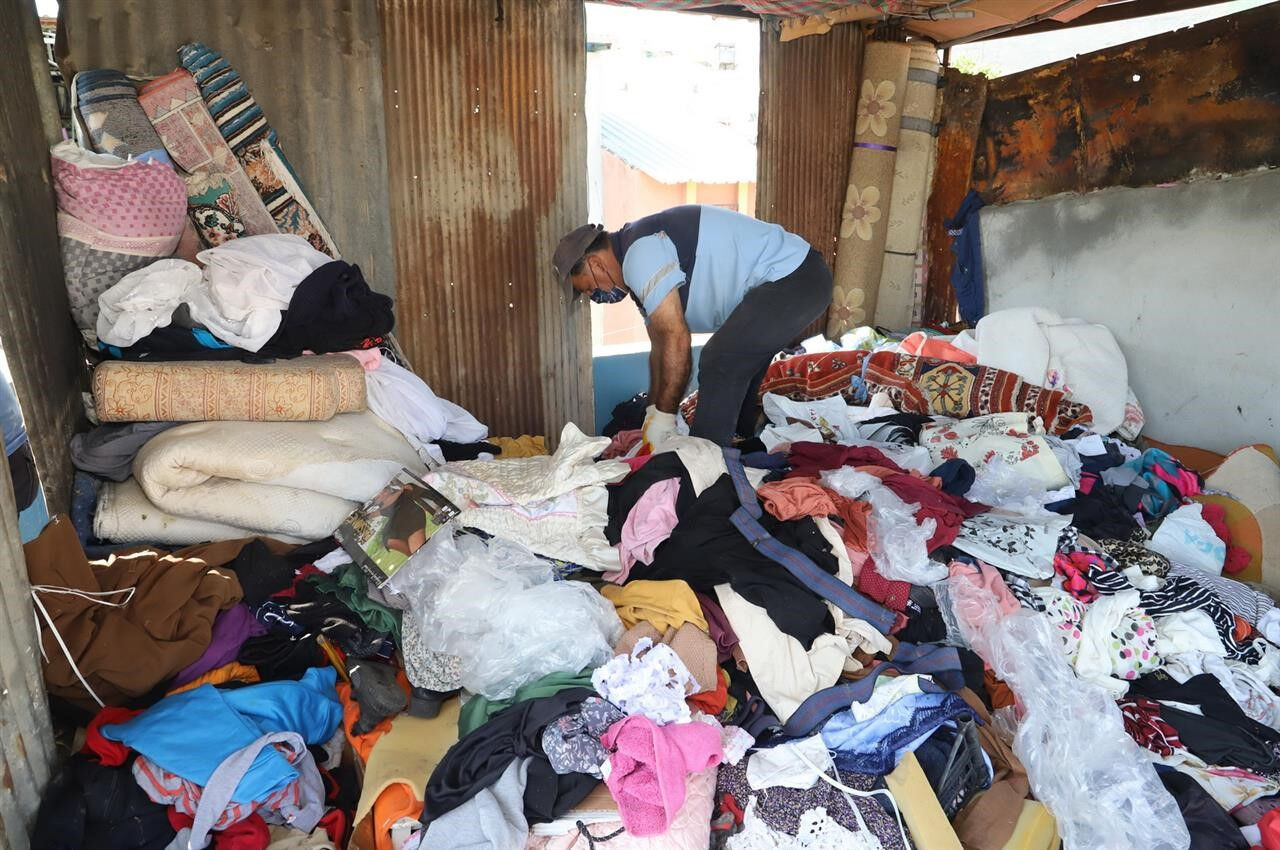 Mersin'de bir evden 2 kamyon çöp çıkarıldı - 1. Resim