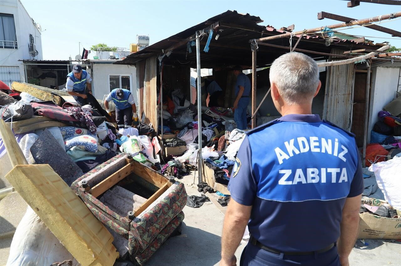 Mersin'de bir evden 2 kamyon çöp çıkarıldı - 2. Resim