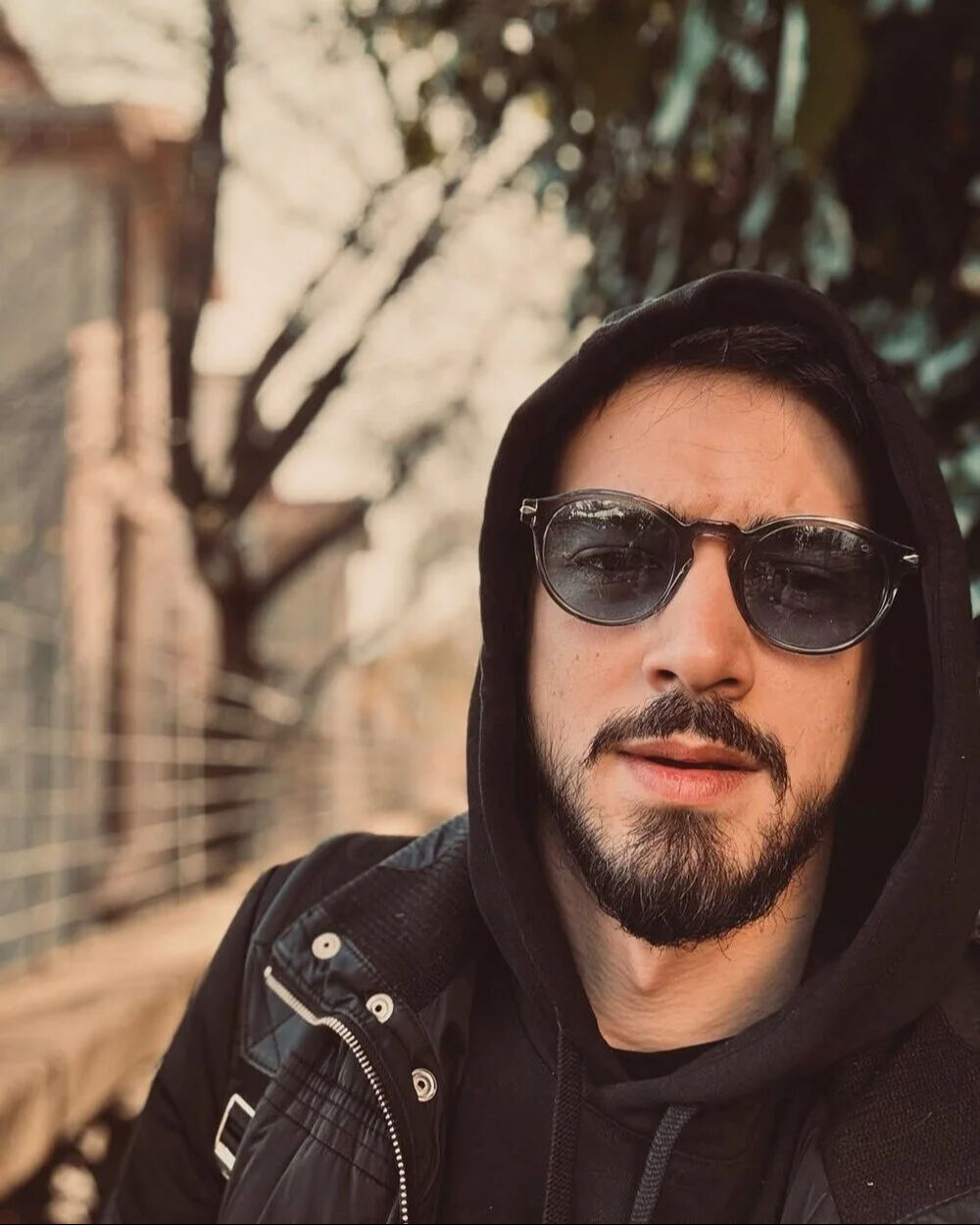 Mert Yazıcıoğlu sevenlerini üzen haberi açıkladı: "Köpek elimi kaptı" Mert Yazıcıoğlu sevenlerini üzen haberi duyurdu: "Köpek elimi kaptı" - 4. Resim