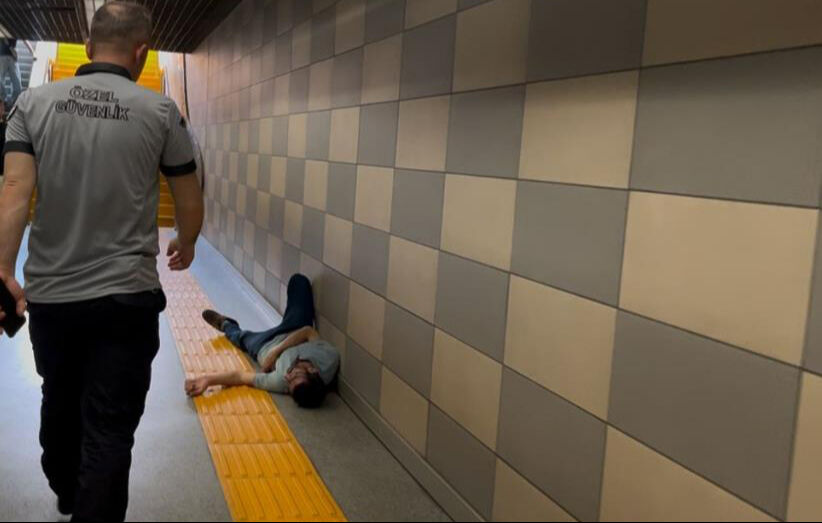 Metro istasyonunda böyle sızdı: Ben neredeyim, bırakın yatayım! O anlar kamerada Metro istasyonunda böyle sızdı: Ben neredeyim, bırakın yatayım! O anlar kamerada - 2. Resim