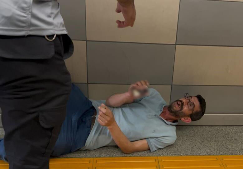 Metro istasyonunda böyle sızdı: Ben neredeyim, bırakın yatayım! O anlar kamerada Metro istasyonunda böyle sızdı: Ben neredeyim, bırakın yatayım! O anlar kamerada - 1. Resim