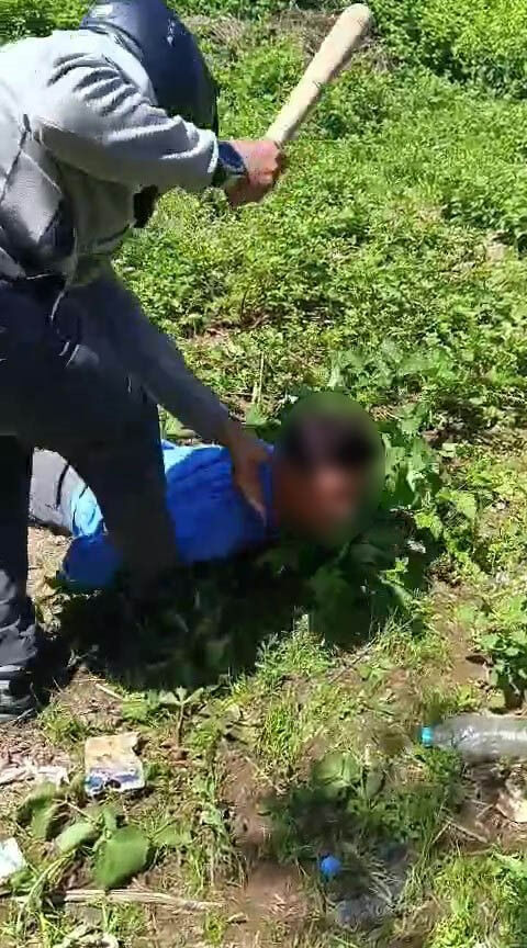 Otoyol kenarında kasklı, sopalı işkence! Anbean kaydedildi: Kan donduran olayda yeni gelişme Otoyol kenarında kasklı, sopalı işkence! Anbean kaydedildi: Kan dolnduran olayda yeni gelişme - 1. Resim