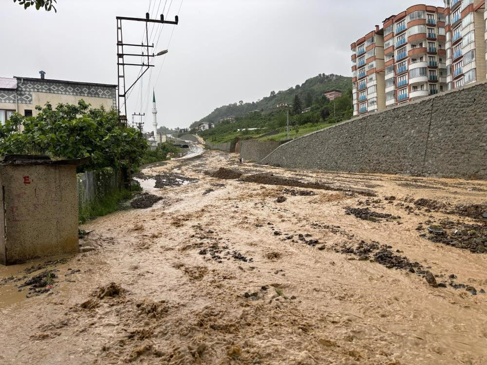 Sağanak sonrası göle dönmüştü! Trabzon'da 13 yıldır bitirilemeyen yol yeniden gündemde Sağanak sonrası göle dönmüştü! Trabzon'da 13 yıldır bitirilemeyen yol yeniden gündemde - 3. Resim