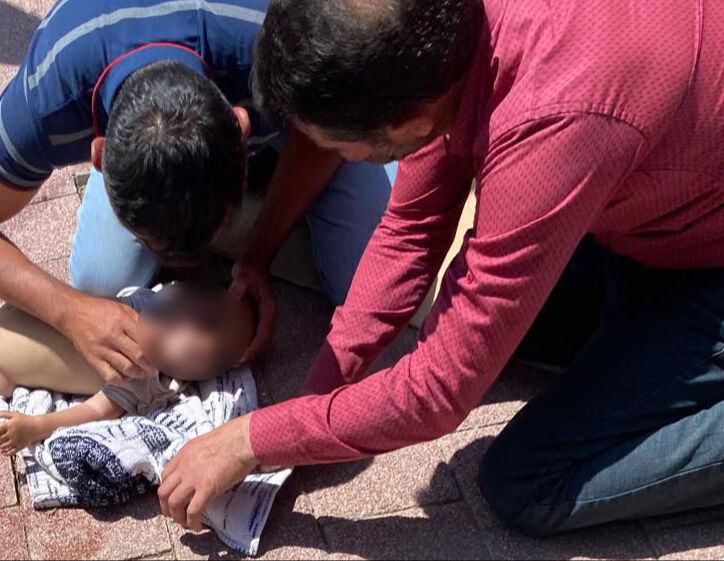 Sulama havuza düşen bebeğin kalbi durdu, eski belediye başkanı kurtardı - 1. Resim