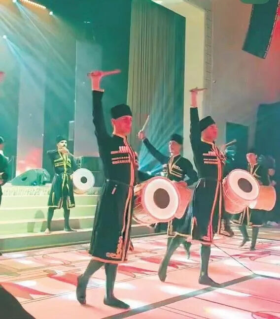 Ünlü Azeri iş adamının oğlu İstanbul'da evlendi! Görkemli düğün göz kamaştırdı: 1000 kişi katıldı Ünlü Azeri iş adamının oğlu İstanbul'da evlendi! Görkemli düğün göz kamaştırdı: 1000 kişi katıldı - 2. Resim