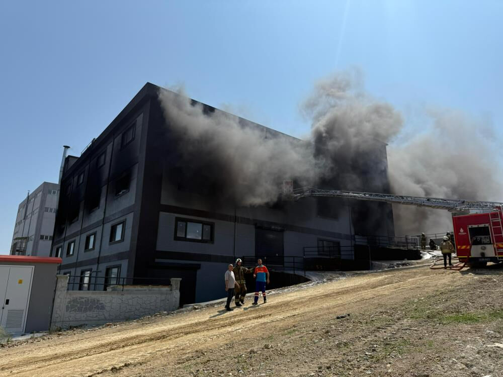 Arnavutköy'de terlik fabrikasında yangın: Çok sayıda itfaiye müdahale etti Arnavutköy'de terlik fabrikasında yangın: Çok sayıda itfaiye sevk edildi - 1. Resim