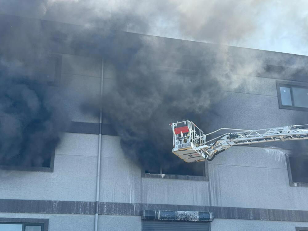 Arnavutköy'de terlik fabrikasında yangın: Çok sayıda itfaiye müdahale etti Arnavutköy'de terlik fabrikasında yangın: Çok sayıda itfaiye sevk edildi - 2. Resim