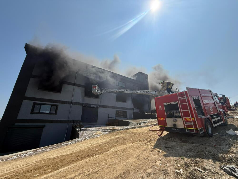Arnavutköy'de terlik fabrikasında yangın: Çok sayıda itfaiye müdahale etti Arnavutköy'de terlik fabrikasında yangın: Çok sayıda itfaiye sevk edildi - 3. Resim